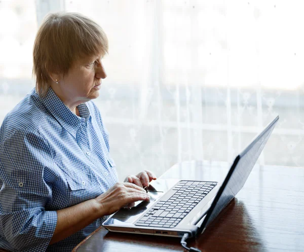 Femme âgée avec ordinateur — Photo