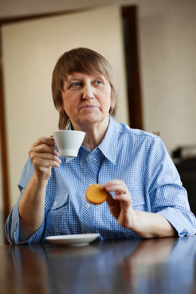 Kávé cookie-val rendelkező idősebb nő — Stock Fotó