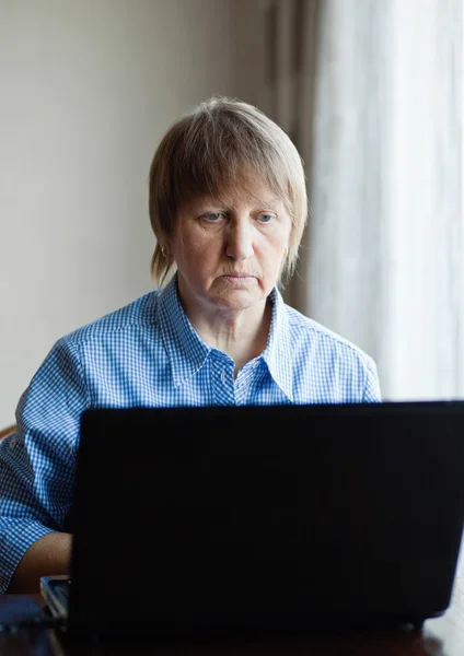 Mujer con ordenador — Foto de Stock