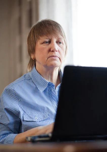 Γυναίκα με υπολογιστή — Φωτογραφία Αρχείου
