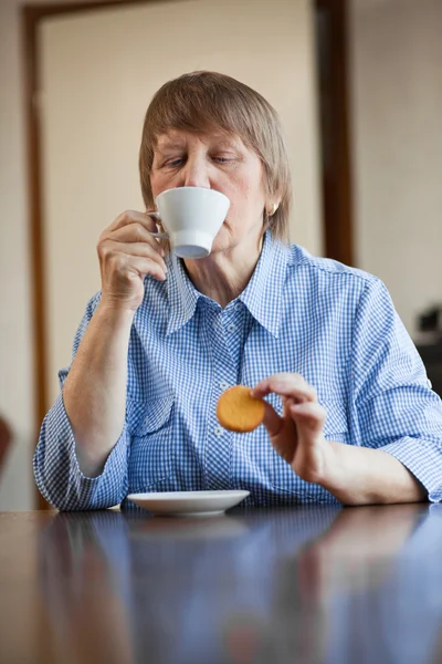 Γυναίκα έχοντας καφέ και cookie — Φωτογραφία Αρχείου
