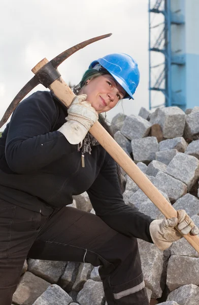 Vrouwelijke werknemer met houweel — Stockfoto