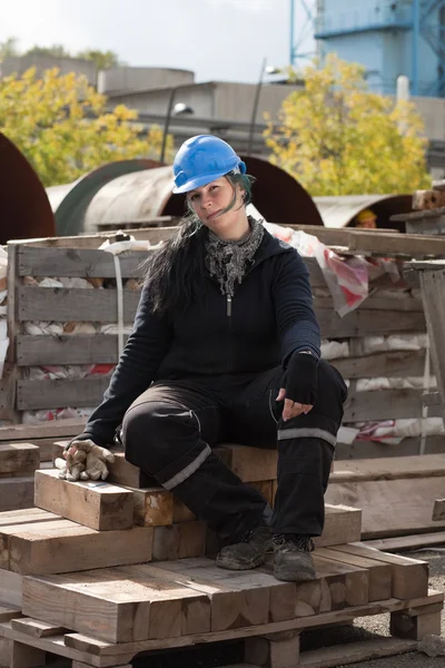 Kobieta robotnik w niebieski kapelusz twardy — Zdjęcie stockowe