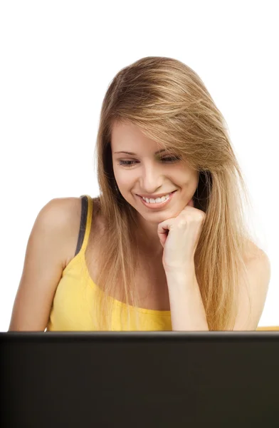 Jong blond vrouw met computer — Stockfoto