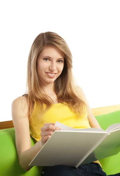 Šťastný mladá blonďatá žena s knihou — Stock fotografie