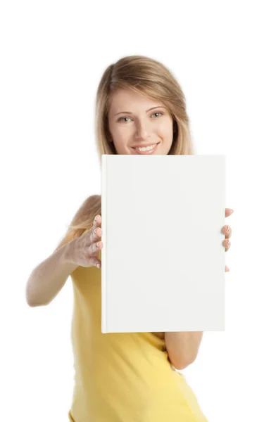 Menina loira feliz mostra livro — Fotografia de Stock
