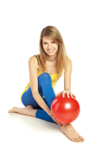 Sportovní dívka s červenou kouli — Stock fotografie