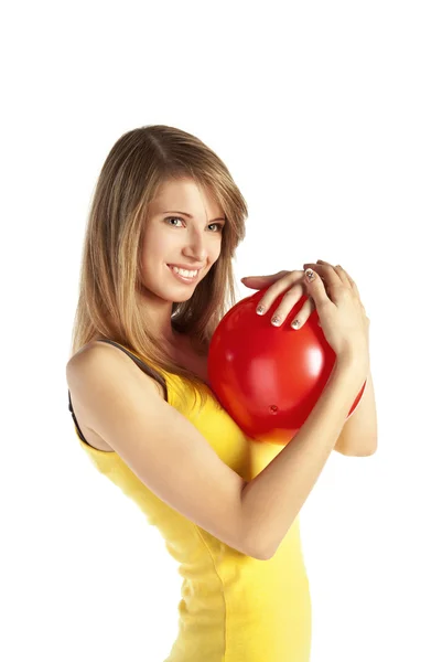Kırmızı Top ile sarışın kız gülümseyerek — Stok fotoğraf