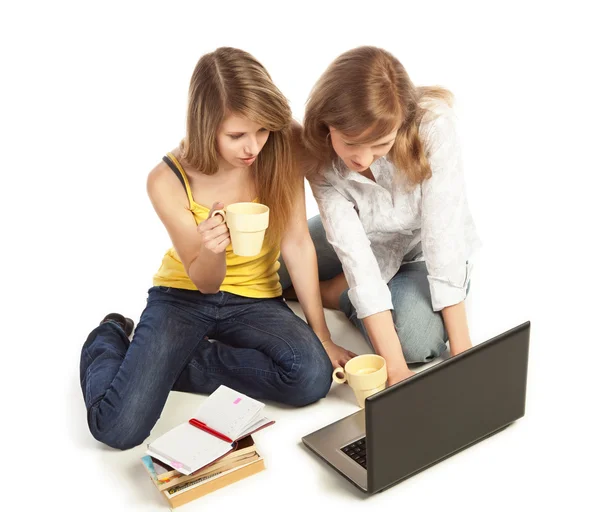 Estudantes fazendo lição de casa juntos — Fotografia de Stock
