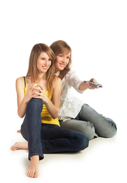 Молодые женщины смотрят телевизор — стоковое фото