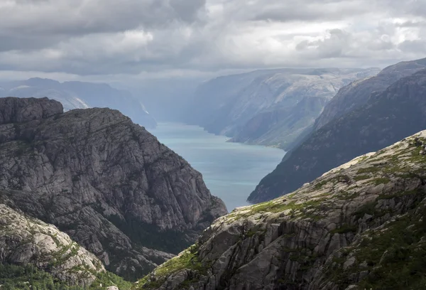 Vue pittoresque sur le fjord nordique — Photo