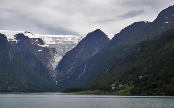 Berg och glaciär ovanför sjön — Stockfoto