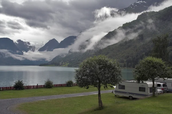 Campeggio sul lago di montagna con montagne e ghiacciaio sullo sfondo — Foto Stock