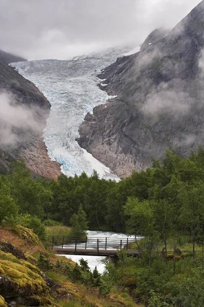 Briksdal 氷河でストリームを介してブリッジします。 — ストック写真