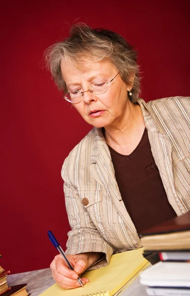 Naukowiec z jej książek i notatek — Zdjęcie stockowe