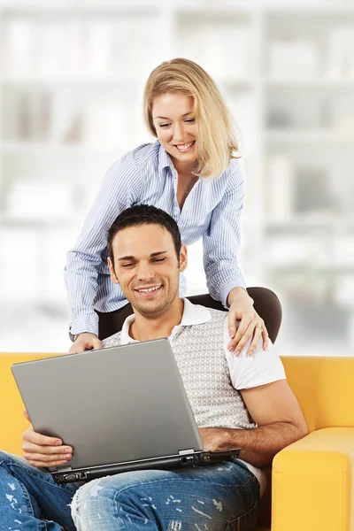 Glückliches Paar mit Laptop-Computer — Stockfoto