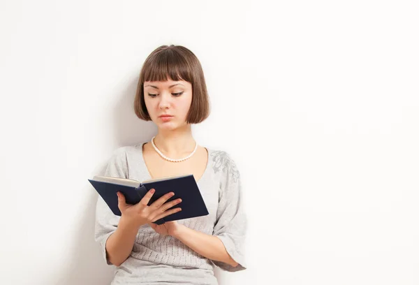 Hezká mladá žena čtení kniha — Stock fotografie