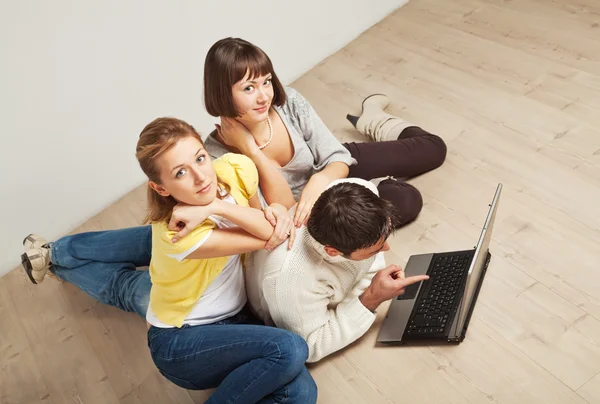 Happy friends with laptop computer — Stock Photo, Image