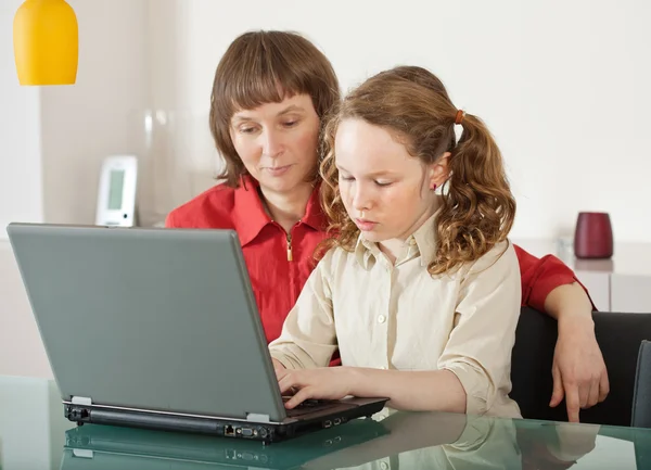 妈妈和女儿用的笔记本电脑 — 图库照片