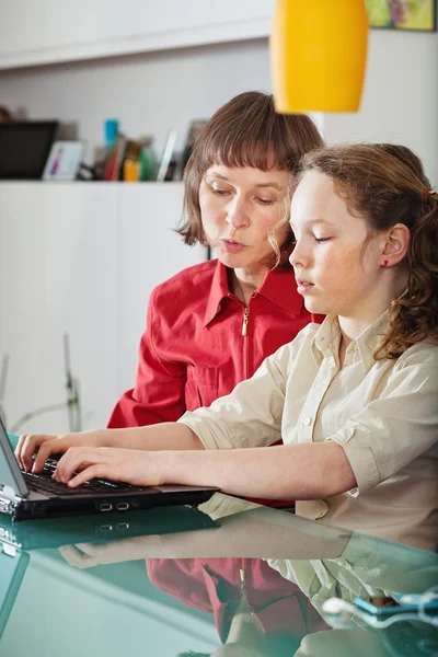 Mom and daughter with laptop — Stock Photo, Image