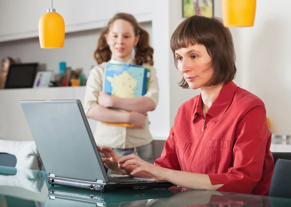 Moeder en dochter thuis met laptop — Stockfoto