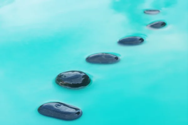 在水中的六个石头 — 图库照片