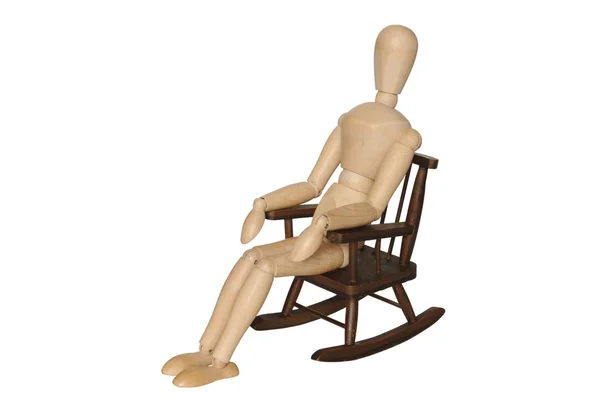 Деревянный манекен сидит на кресле — стоковое фото