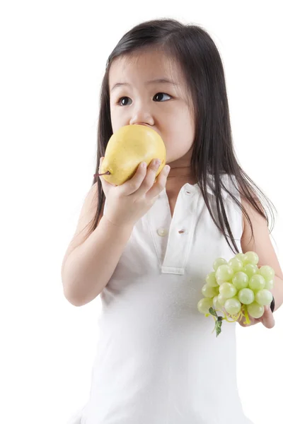 Їдять фрукти — стокове фото