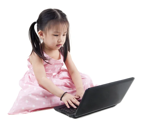 Dizüstü bilgisayar kullanan çocuk — Stok fotoğraf