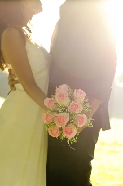 Dansande bruden och brudgummen — Stockfoto