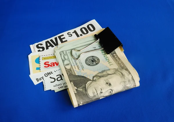 Découpez quelques coupons pour économiser de l'argent — Photo