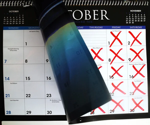 Fechas tachadas en los conceptos del calendario de un nuevo mes —  Fotos de Stock