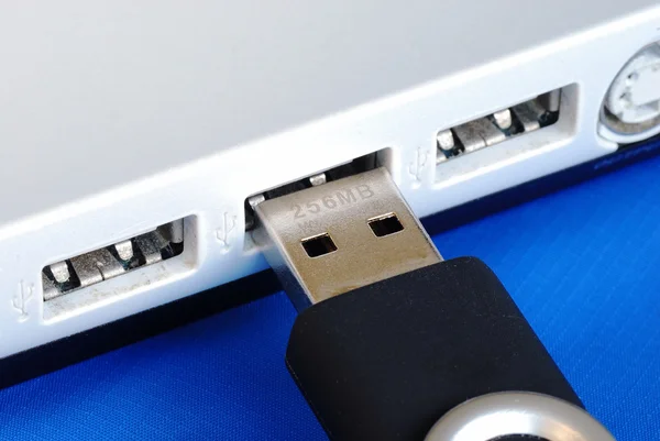 Plug the USB jump drive to a laptop concepts of data backup and recovery — Stock Photo, Image