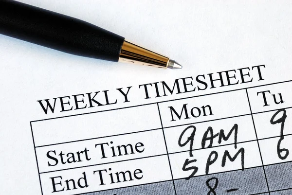 Die wöchentlichen Stundenpläne der Arbeitszeitberichterstattung eingeben — Stockfoto