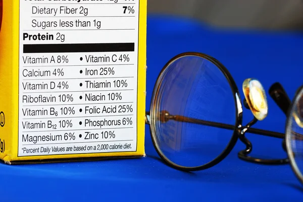 Fokus på nutrition fakta från en låda med mat begreppen äta hälsosamt — Stockfoto