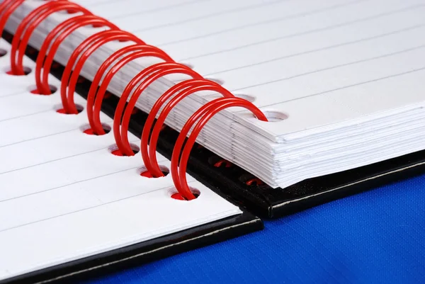 Vista de perto sobre o conceito de notebook anéis espirais vermelhos de educação ou busi — Fotografia de Stock