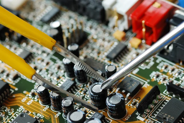Reparação da placa de circuito em um computador — Fotografia de Stock