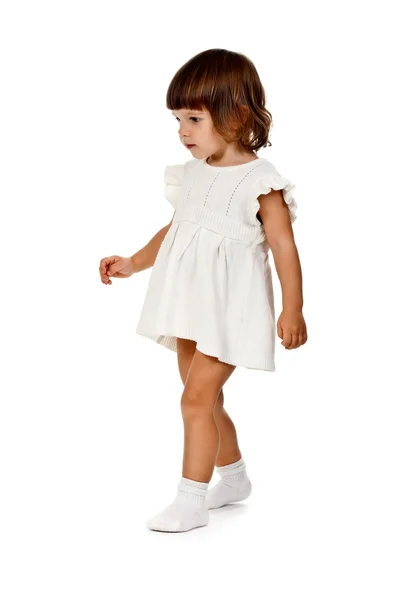 Klein meisje in een gebreide jurk in de studio — Stockfoto