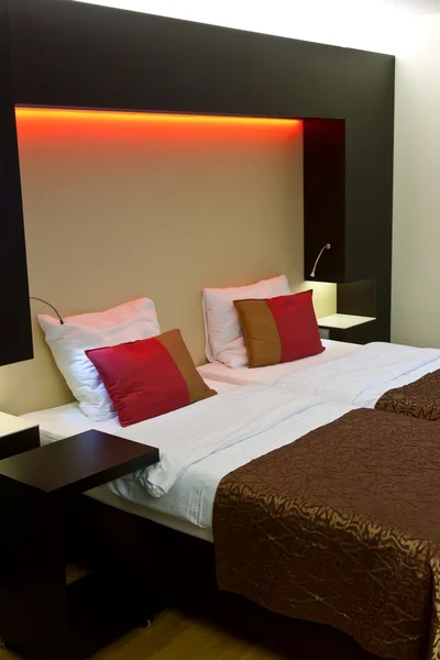 Ágy a szállodai szobában — Stock Fotó