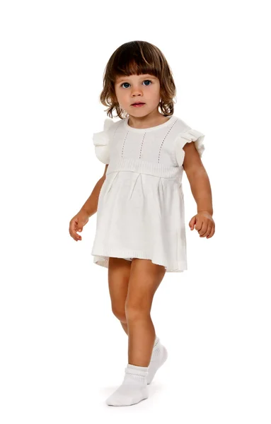 Klein meisje in een gebreide jurk in de studio — Stockfoto
