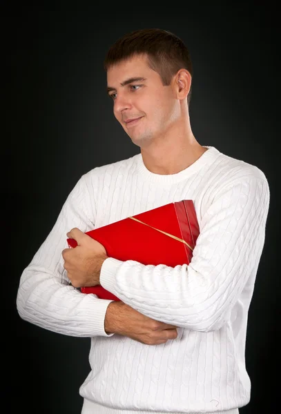 Trauriger Mann mit roter Geschenkschachtel im Atelier — Stockfoto