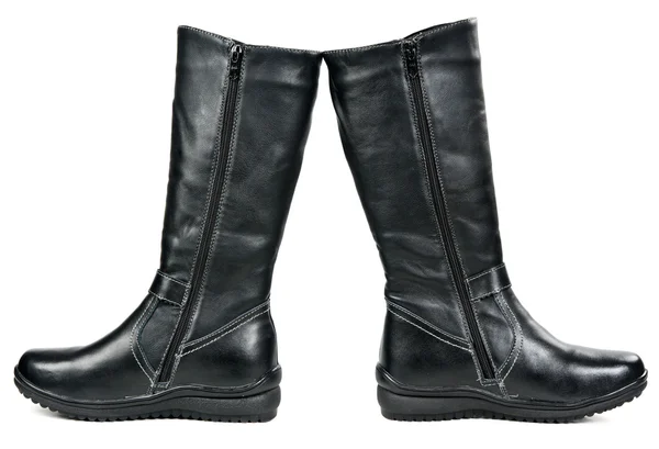 Um par de botas de inverno de couro preto feminino — Fotografia de Stock