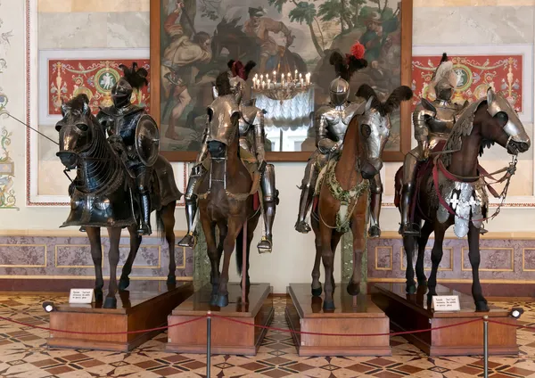 The exhibition in the Hermitage Museum, four horsemen in armor. — Stock Photo, Image