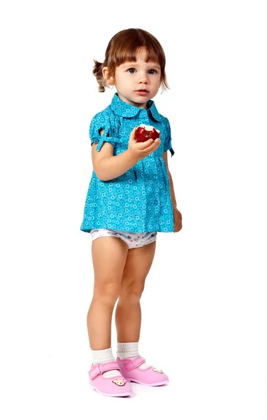 Klein meisje eet een appel — Stockfoto