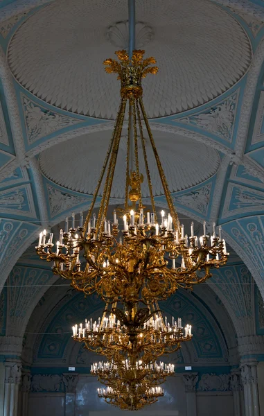 Gold chandeliers in the Hermitage in St. Petersburg. — Stock Photo, Image