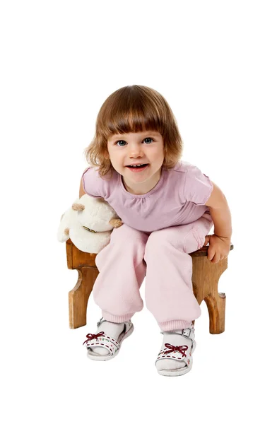 Bambina seduta su uno sgabello di legno — Foto Stock