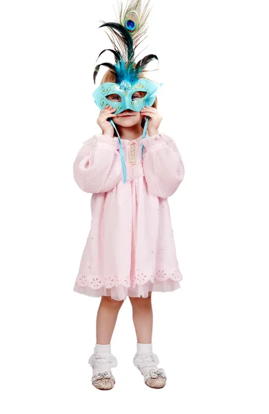 Маленькая девочка в шикарной маске — стоковое фото