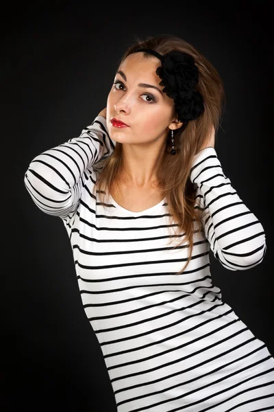 Retrato de una chica con un vestido a rayas —  Fotos de Stock