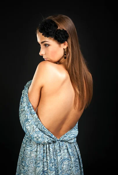Porträt eines Mädchens auf schwarzem Hintergrund mit nacktem Rücken. — Stockfoto