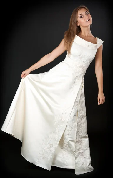 크림 드레스에 아름 다운 젊은 여자 — 스톡 사진